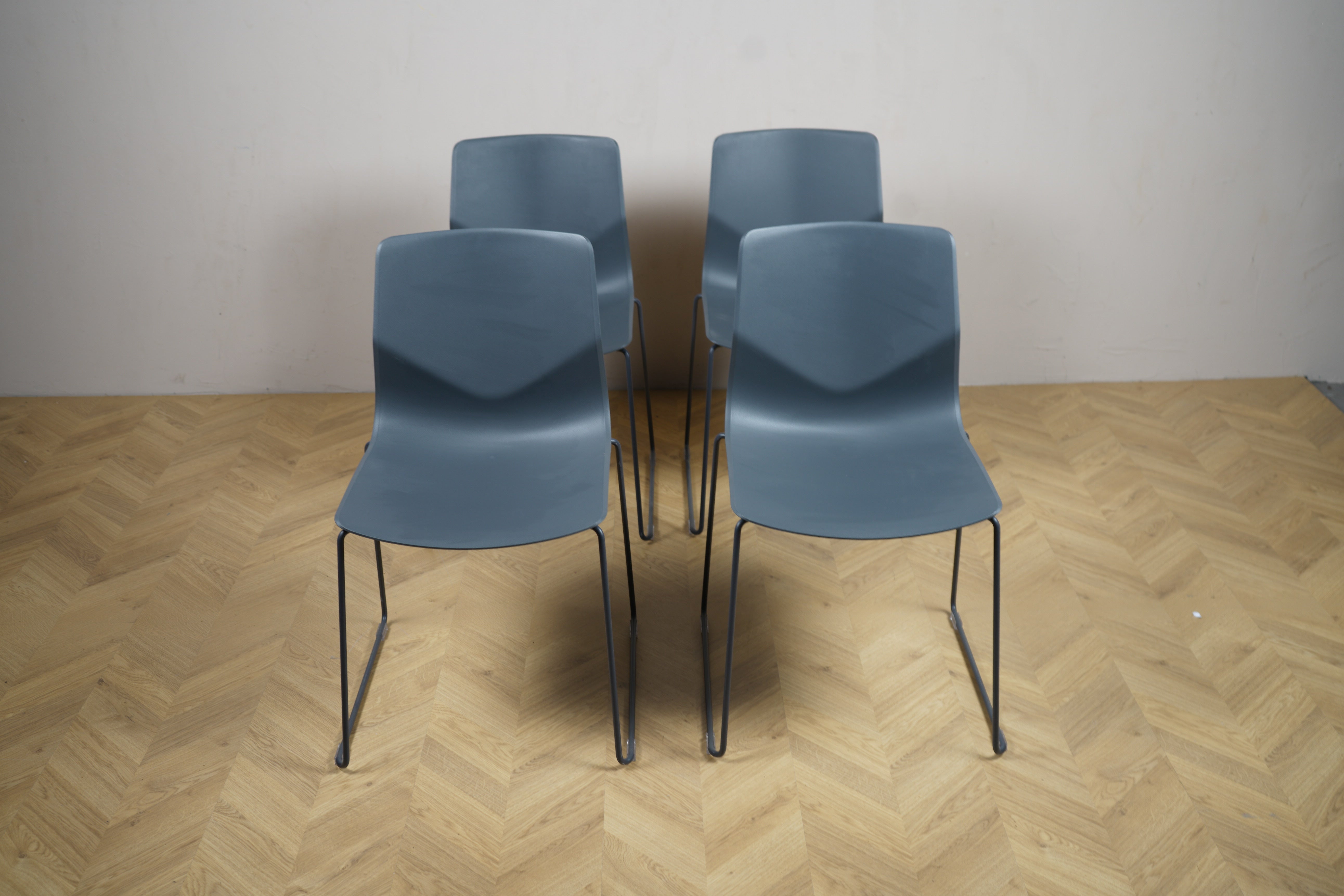 Four Design Four Sure 44 mørkegrå konference- og mødestole – frontvisning